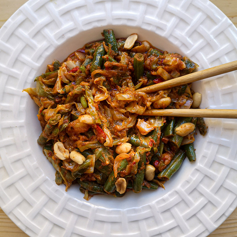 Kāposta un zaļo pupiņu stir fry ar zemesriekstu sviestu un čili