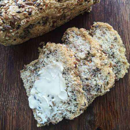 Keto mandeļu un sēklu maize