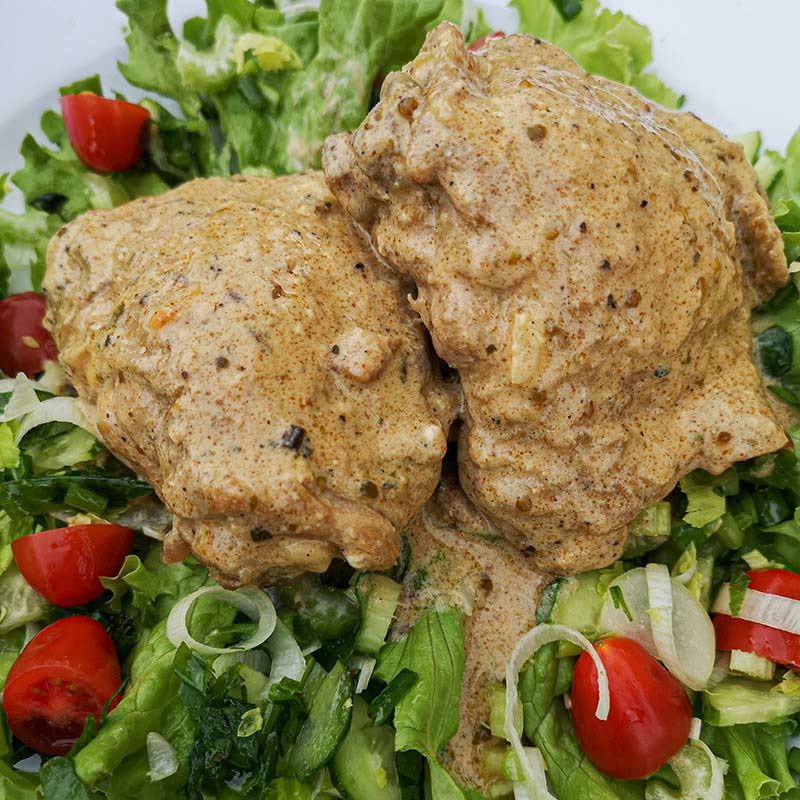 Keto vistu šķiņķīši ar krēmīgo piparu mērci