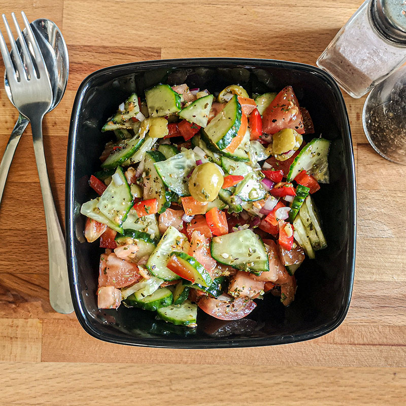 Keto dārzeņu salāti ar raudeni un olīvām
