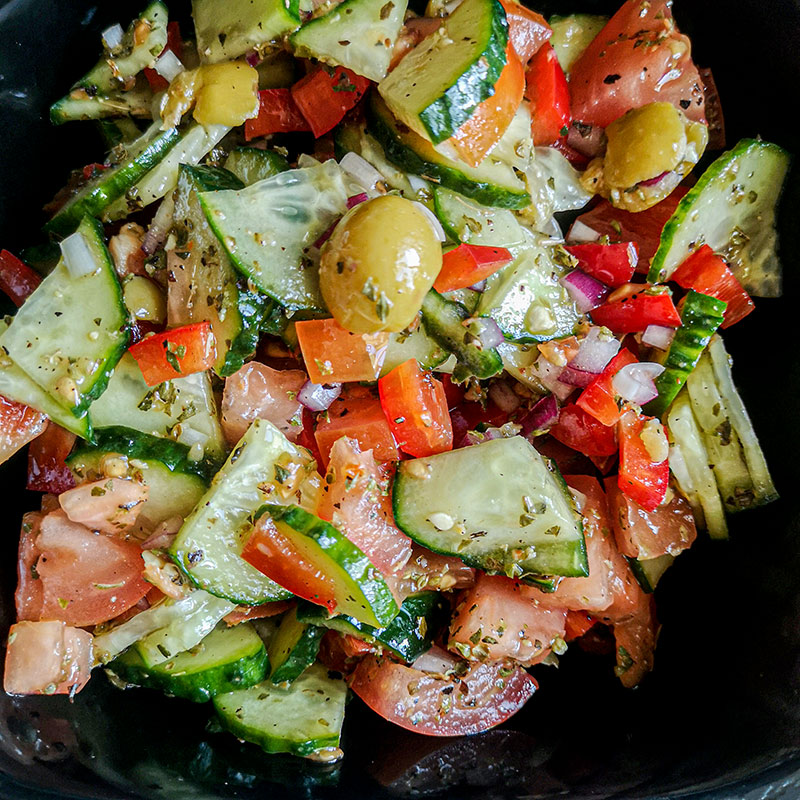 Keto dārzeņu salāti ar raudeni un olīvām