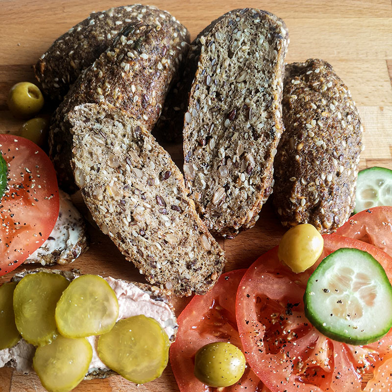 Keto garšaugu sēklu maizītes ar ķiplokiem